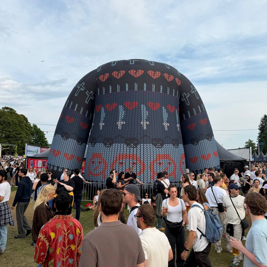 Giant-Inflatable-Sweater